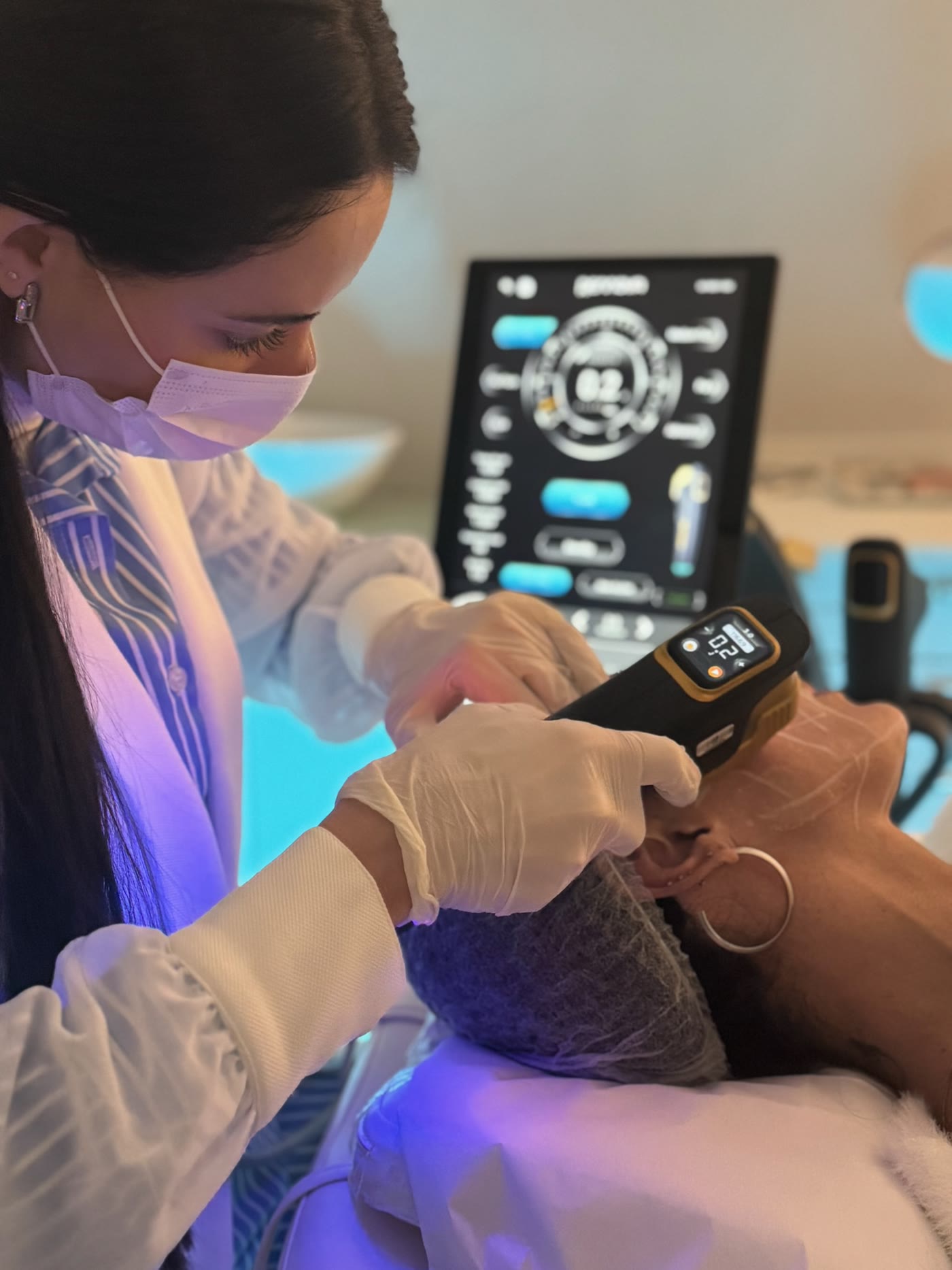 Especialista da Volie Clinic aplicando o Ultraformer III em uma paciente