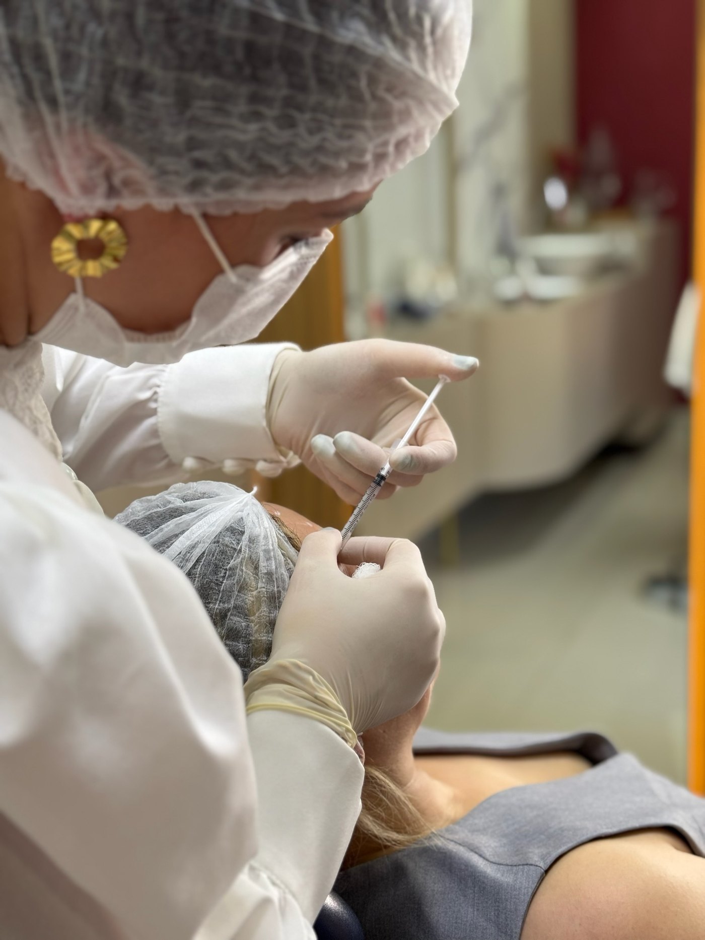 Procedimento injetável realizado por profissional da Volie Clinic